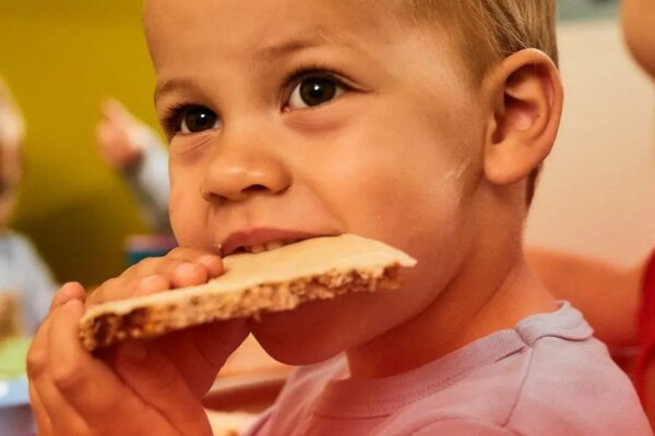 Milch, Soja, Erdnüsse – Zum Glück kommen Unverträglichkeiten auf Nahrungsmittel bei Kindern seltener vor, als viele Eltern denken bzw. befürchten. Was Du aber trotzdem darüber wissen solltest, erfährst Du in diesem Artikel.<br>
Wie aus dem Nichts sind sie da: Pusteln und Quaddeln, die den kleinen Luca fast um den Verstand bringen. Überall juckt es. Der Kleine hört nicht auf zu weinen. Ein Horrorszenario nicht nur für Kinder, sondern vor allem für betroffene Eltern. Die Ursache für solche Symptome kann eine Nahrungsmittelunverträglichkeit sein. Aber wir haben eine gute Nachricht für Dich: Unverträglichkeiten, die im Baby- und Kleinkindalter auftreten, verwachsen sich häufig.