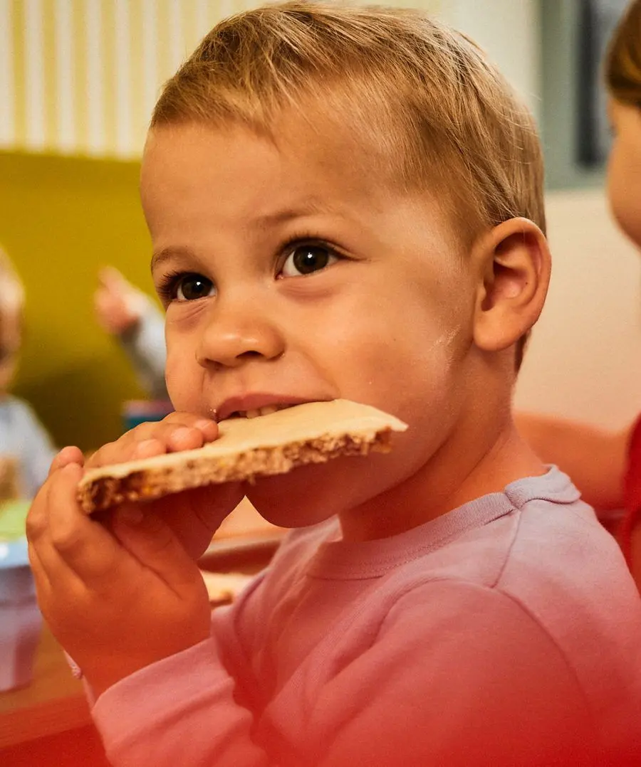 Milch, Soja, Erdnüsse – Zum Glück kommen Unverträglichkeiten auf Nahrungsmittel bei Kindern seltener vor, als viele Eltern denken bzw. befürchten. Was Du aber trotzdem darüber wissen solltest, erfährst Du in diesem Artikel.<br>
Wie aus dem Nichts sind sie da: Pusteln und Quaddeln, die den kleinen Luca fast um den Verstand bringen. Überall juckt es. Der Kleine hört nicht auf zu weinen. Ein Horrorszenario nicht nur für Kinder, sondern vor allem für betroffene Eltern. Die Ursache für solche Symptome kann eine Nahrungsmittelunverträglichkeit sein. Aber wir haben eine gute Nachricht für Dich: Unverträglichkeiten, die im Baby- und Kleinkindalter auftreten, verwachsen sich häufig.