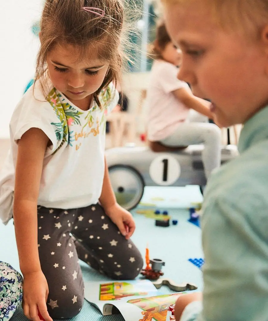 Welche Gründe sprechen für den Kindergartenbesuch? Warum soll mein Kind in die Kita? Viele Eltern, deren Kinder jünger als drei Jahre alt sind, stellen sich diese Fragen. Die Entscheidung fällt den meisten nicht so leicht. Es ist oft schwierig einzuschätzen, ob ein Kind <a href="https://kita-kinderzimmer.de/soziale-und-kulturelle-umwelt/ist-mein-kind-schon-reif-fuer-die-kita/">schon bereit</a> für die Kita ist. Oder ob er sich im schlimmsten Fall sogar abgeschoben fühlt. Ebenso das Thema Loslassen ist sowohl für die Eltern als auch für die Kinder keine einfache Sache. In Deutschland besteht keine Pflicht, sein Kind in die Kita oder den Kindergarten zu schicken. Trotzdem entscheiden sich sehr viele Eltern für die Kinderbetreuung. Denn viele gute Gründe sprechen für eine gute Kita. 5 der Wichtigsten beleuchten wir hier im Artikel.