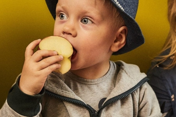 Diese Frage stellen sich Kinder meistens nicht. Für sie ist es total normal, dass Milch aus der Packung, Spinat aus der Tiefkühltruhe und das Mittagessen aus dem Topf von Mama oder Papa kommt. Aber auch wir Erwachsenen machen uns oft wenig Gedanken darüber, woher die Lebensmittel und Zutaten kommen, die wir jeden Tag zu uns nehmen.