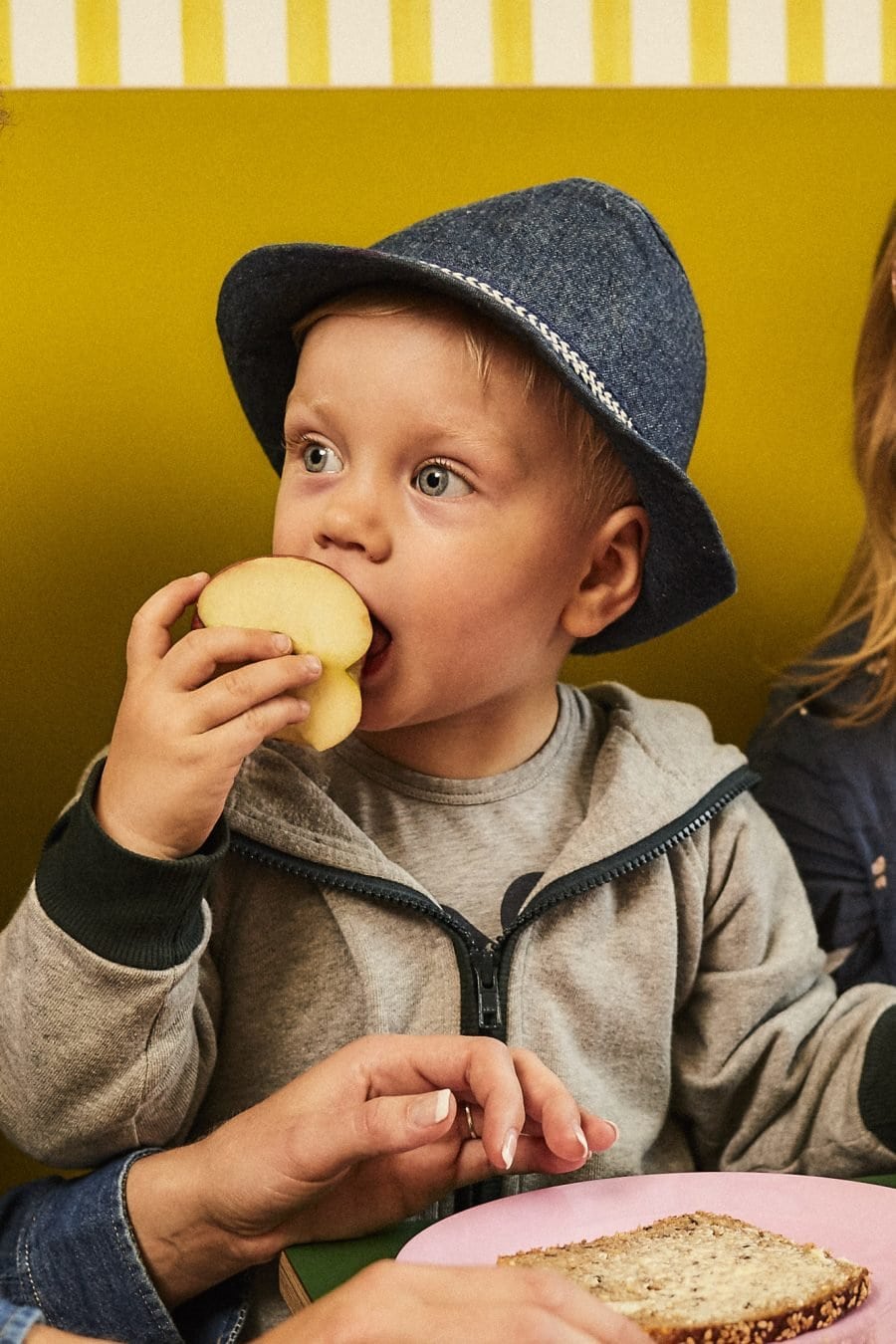 Diese Frage stellen sich Kinder meistens nicht. Für sie ist es total normal, dass Milch aus der Packung, Spinat aus der Tiefkühltruhe und das Mittagessen aus dem Topf von Mama oder Papa kommt. Aber auch wir Erwachsenen machen uns oft wenig Gedanken darüber, woher die Lebensmittel und Zutaten kommen, die wir jeden Tag zu uns nehmen.