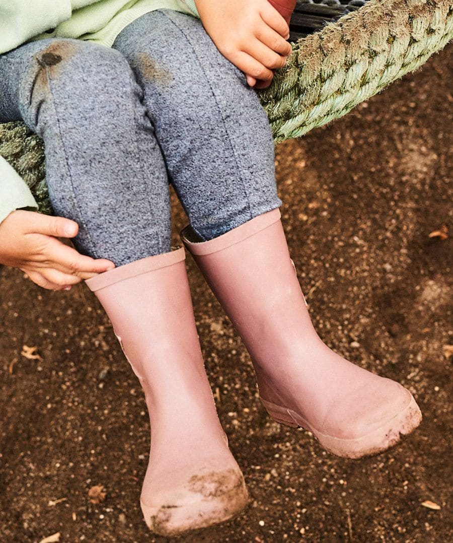 Gerade Kinder, die in einer <a href="https://kita-kinderzimmer.de/natur-und-umwelt/was-ist-die-natur-von-kindern/" style="color:#2393dd;">Großstadt</a> aufwachsen, sind dem Leben in und mit der Natur häufig so entfremdet, dass für sie die Frage naheliegt, wo denn eigentlich Pommes wachsen. Spätestens an diesem Punkt ist es Zeit, gemeinsam mit Deinem Kind die Natur zu entdecken. Wir geben Dir nützliche Tipps, welche Aktivitäten Kinder in der Natur lieben und was Kinder in der Natur lernen können. Auf geht’s. Raus in die Natur!