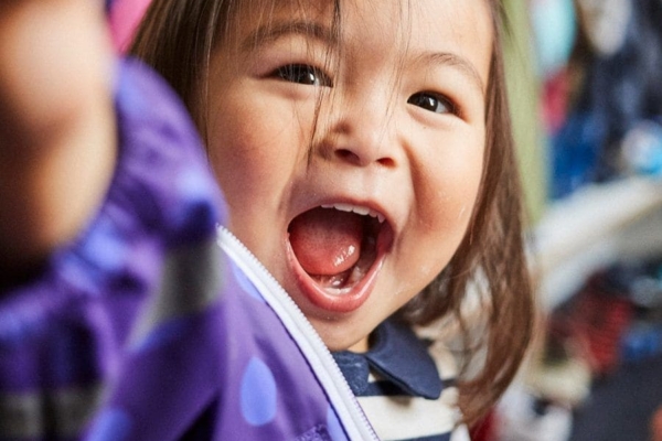 Der Kindertag stellt die Bedürfnisse der Kleinen in den Mittelpunkt. Er wird in vielen Ländern richtig gefeiert. In Manchen gibt es sogar schulfrei. In der ehemaligen DDR beispielsweise freuten sich die Kinder über den unterrichtsfreien Feiertag und erhielten sogar Geschenke.
<br>
Schon gewusst? Im Oktober ist Tag des Kuscheltiers. Im April ist der Tag der Banane. Und am 1. Juni ist der Internationale Kindertag. Aber warum gibt es einen Kindertag und was feiern wir da eigentlich? Und überhaupt: Wieso gibt’s den Kindertag gleich zweimal im Jahr? Der Reihe nach.