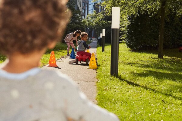 Heute kann es regnen, stürmen oder schnei’n... ganz egal: Wir gehen trotzdem raus. Und kennen viele Gründe, warum die Natur der beste Ort für Kinder ist.