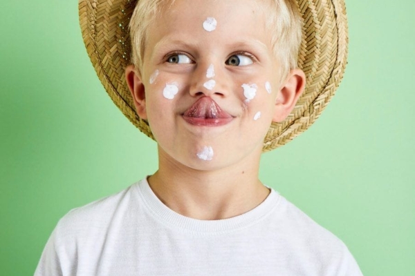 Der richtige Sonnenschutz mit ausreichendem Lichtschutzfaktor ist wichtig, damit Dein Kind mit der <a href="https://kita-kinderzimmer.de/natur-und-umwelt/wie-viel-sonne-braucht-mein-kind/">Sonne</a> um die Wette scheint. Gerade die Kleinsten sind besonders anfällig für einen Sonnenbrand und die damit verbundenen Folgen. Effektiver Lichtschutz ist bei ihnen besonders wichtig, denn Augen und Haut von kleinen Kindern reagieren sehr empfindlich auf UV-Strahlung. Und mit jedem Sonnenbrand steigt das Risiko, später an Hautkrebs zu erkranken. Wir als Erwachsene tragen die Verantwortung, Kindern möglichst früh beizubringen, sich richtig zu schützen.