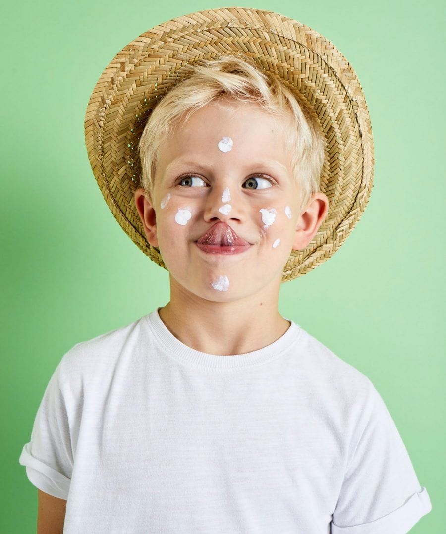 Der richtige Sonnenschutz mit ausreichendem Lichtschutzfaktor ist wichtig, damit Dein Kind mit der <a href="https://kita-kinderzimmer.de/natur-und-umwelt/wie-viel-sonne-braucht-mein-kind/">Sonne</a> um die Wette scheint. Gerade die Kleinsten sind besonders anfällig für einen Sonnenbrand und die damit verbundenen Folgen. Effektiver Lichtschutz ist bei ihnen besonders wichtig, denn Augen und Haut von kleinen Kindern reagieren sehr empfindlich auf UV-Strahlung. Und mit jedem Sonnenbrand steigt das Risiko, später an Hautkrebs zu erkranken. Wir als Erwachsene tragen die Verantwortung, Kindern möglichst früh beizubringen, sich richtig zu schützen.