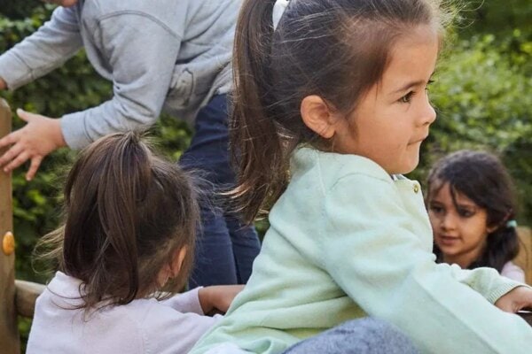 Sport ist definitiv gut für Kinder. Es ist nämlich allgemein bekannt, dass unsere Kinder <a href="https://kita-kinderzimmer.de/ratgeber/warum-kinder-sport-machen-sollten/">positiv von körperlicher Betätigung</a> beeinflusst werden. Aber nicht nur physisch entwickeln sich sportliche Kinder besser als unsportliche. Teamsport kann zum Beispiel einen großen Beitrag beim Erwerb sozialer Kompetenzen leisten und das eigene Selbstbewusstsein fördern. Doch wie sieht das bei Babys aus? Und kann man auch zu früh im Leben mit Sport beginnen? Wenn Du Dir diese Fragen auch schon gestellt hast, dann bist Du hier genau richtig.