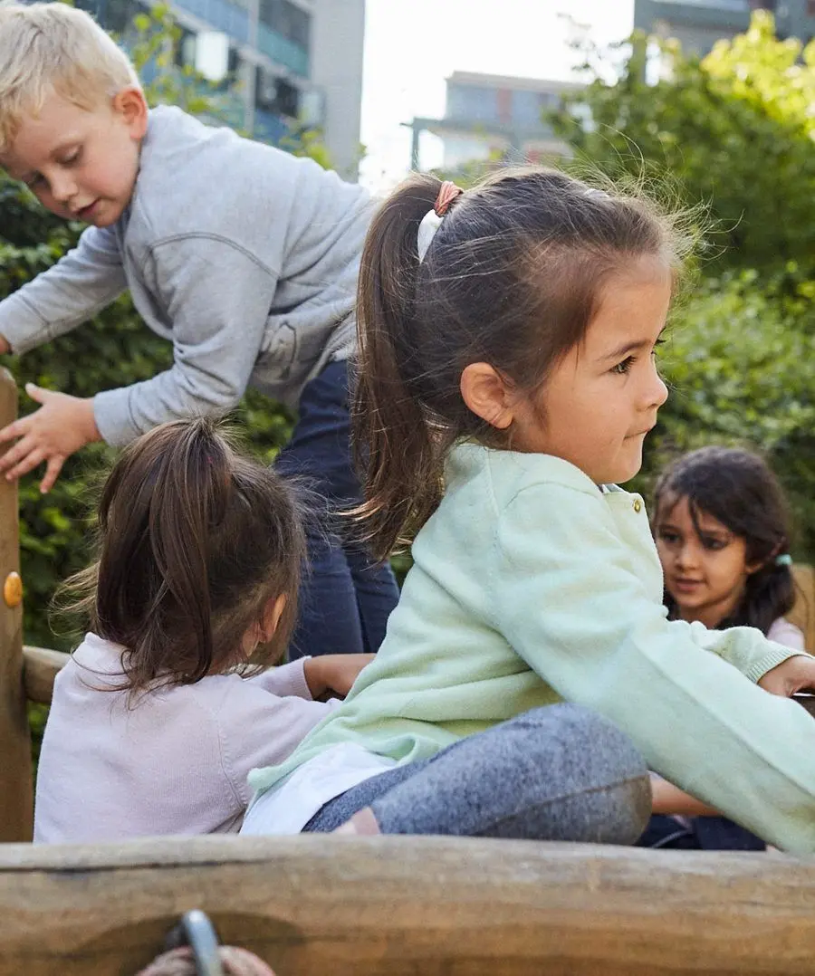 Sport ist definitiv gut für Kinder. Es ist nämlich allgemein bekannt, dass unsere Kinder <a href="https://kita-kinderzimmer.de/ratgeber/warum-kinder-sport-machen-sollten/">positiv von körperlicher Betätigung</a> beeinflusst werden. Aber nicht nur physisch entwickeln sich sportliche Kinder besser als unsportliche. Teamsport kann zum Beispiel einen großen Beitrag beim Erwerb sozialer Kompetenzen leisten und das eigene Selbstbewusstsein fördern. Doch wie sieht das bei Babys aus? Und kann man auch zu früh im Leben mit Sport beginnen? Wenn Du Dir diese Fragen auch schon gestellt hast, dann bist Du hier genau richtig.