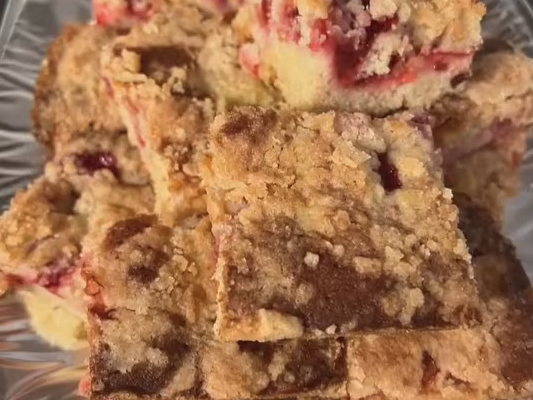 Backen macht Spaß - besonders wenn kleine kiziHände bei der Zubereitung helfen. Zusammen backen wir einen Zitronen-Erbeerkuchen