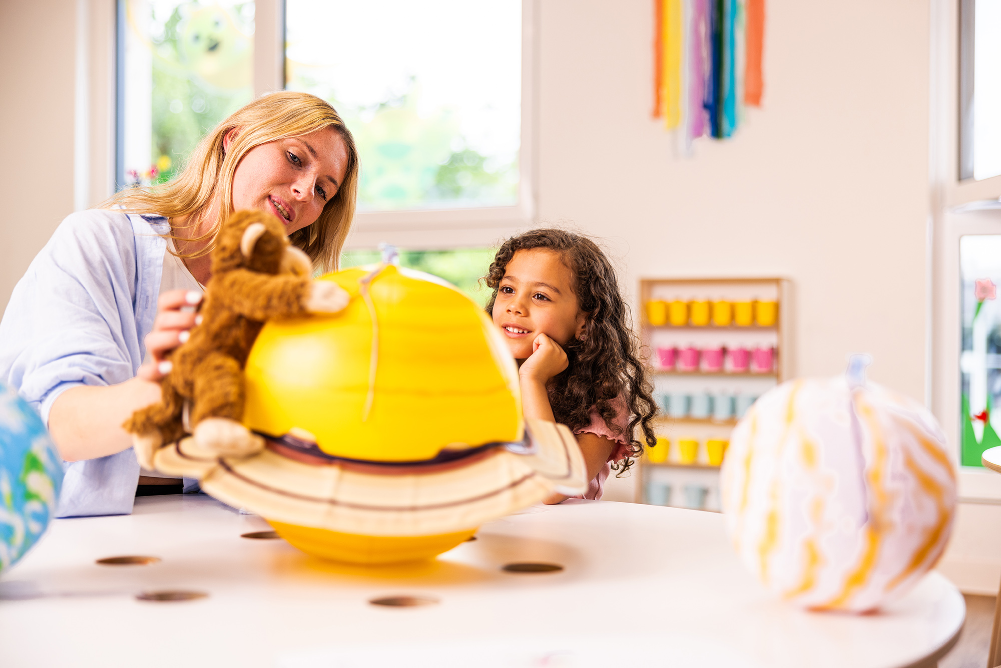 Im kinderzimmer eröffnen wir Dir auch ohne eine weitere Zusatzausbildung spannende Karriereperspektiven - zum Beispiel ermöglichen wir Dir unter bestimmten Voraussetzungen einen Bewährungsaufstieg zur Erstkraft! 